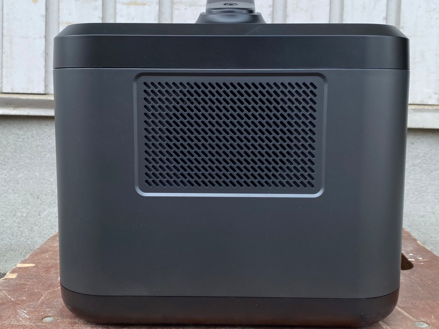 ポータブル電源の側面